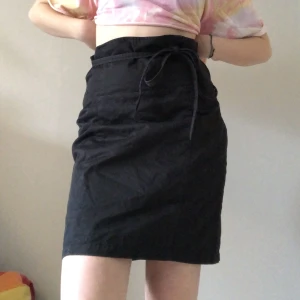 Svart kjol - Jättefin, aldrig använd men köpt second hand. Säljer då den är för stor för mig😊