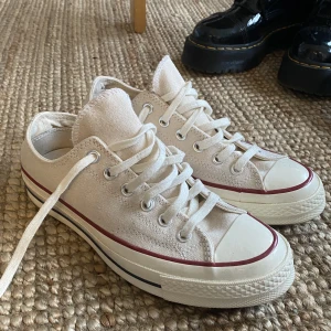 Converse - Knappt använda vita låga converse. Köparen står för frakt eller möts upp i Göteborg.