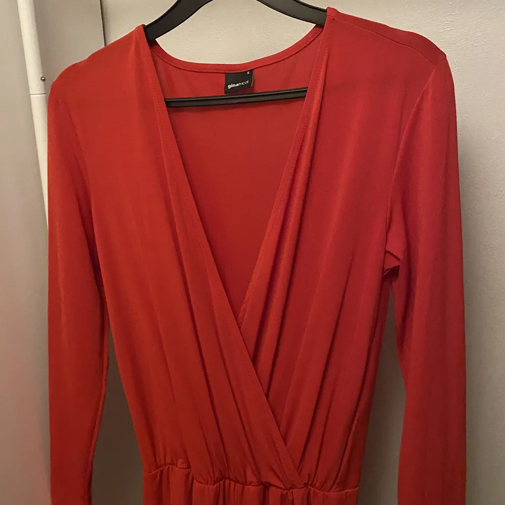 Jättefin röd jumpsuit, fin röd färg med snygga former. Passar mellan S-L. Praktisk och fin. Andvänd 1 gång! . Kostymer.