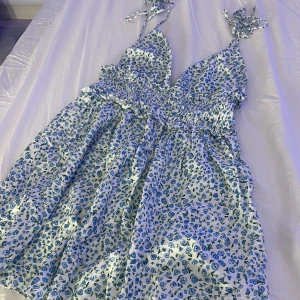 Zara klänning  - Klänning fårn zara, köptes sommaren 2022. Använd ca 2 ggr utomlands. Är 170 och den är inte för kort, något som Zaras klänningar ibland kan vara. Köptes för ca 400 kr och är liten i storleken, egentligen en L men passar mig som har m/s. (Reglerbara band)