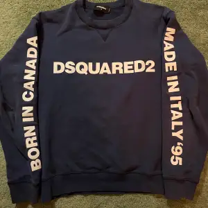 Säljer denna dsquared2 tröja, köpt dsquared hemsida men finns inte o köpa längre. Köpt för 5000. Fint skick 8/10. Inga hål eller fläckar.  Box finns, tyvärr kvitto slängt! Givetvis äkta!  Frakt ingår i priset 2000kr
