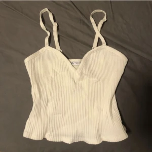 Stickad topp - Säljer den här fina stickade toppen från zara, aldrig använd💕
