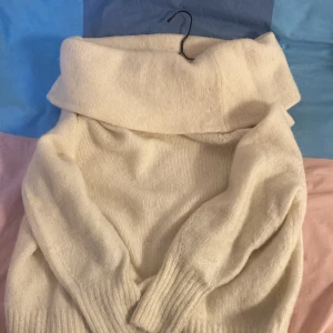 Stickad off-shoulder tröja - Jag köpte denna tröja från hm för 250 kr och säljer for 190 eftersom jag har bara använt tröjan 2 gånger. Jag säljer den för att den är för stor för mig och det ser ut som en klänning.