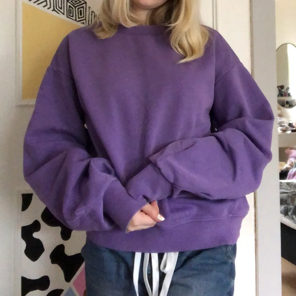 Jättemysig lila sweatshirt från h&m som jag köpte på sellpy! Jag använde den mycket förut men den är inte riktigt min stil längre så nu får den komma till ett nytt hem🥰. Tröjor & Koftor.