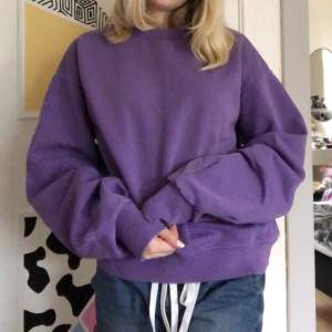 Jättemysig lila sweatshirt från h&m som jag köpte på sellpy! Jag använde den mycket förut men den är inte riktigt min stil längre så nu får den komma till ett nytt hem🥰