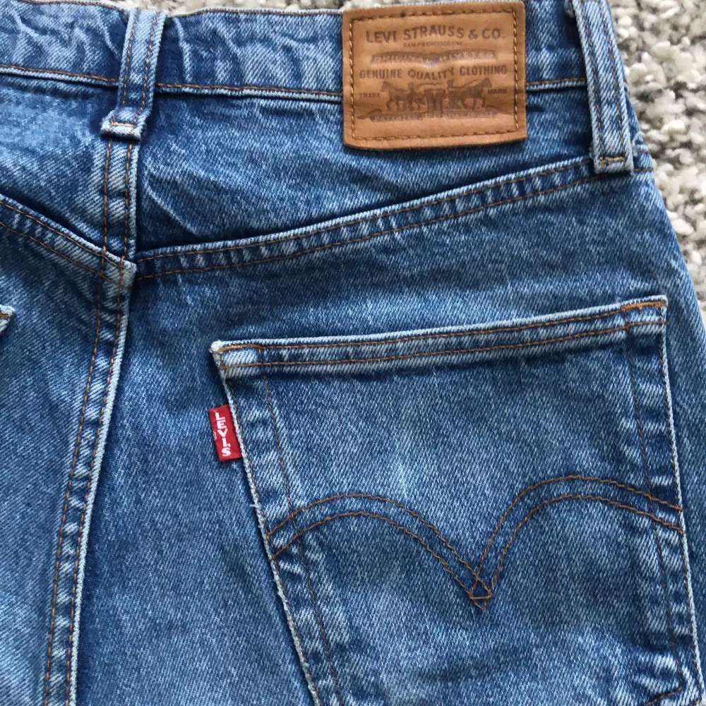 Super sköna raka högmidjade Levis jeans, säljer då de ej kommer till användning. Midjemått är 27 å passar den med storlek 36. Pris kan alltid diskuteras 💕. Jeans & Byxor.