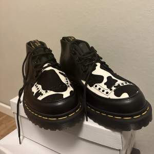 Helt oanvända Dr. Martens skor. 