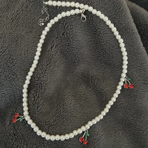Halsband asos - Pärlhalsband från asos med unika detaljer!🤝 aldrig använt så i superbra skick🫶 använd gärna köp nu!❣️