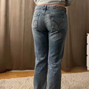 Snygga Levis byxor som köptes här på plick för ca 1 år sedan. Dom är i jättefint skick❤️‍🔥 passar perfekt på mig som är 168 och vanligtvis bär storlek 36-38 i jeans