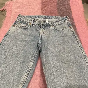 Säljer mina lågmidajde jeans från weekday då de är för korta❤️aldrig använda 