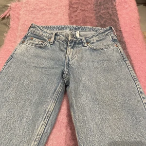 Lågmidjade jeans - Säljer mina lågmidajde jeans från weekday då de är för korta❤️aldrig använda 