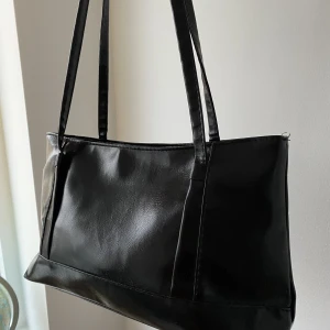 Taske - Rigtig fin taske med god plads. 