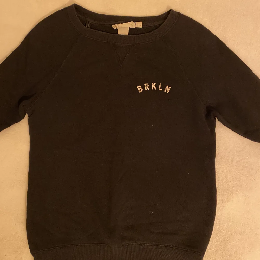 Svart sweatshirt med tryck från h&m. Använt skick men inga hål eller liknande. Storlek xs, säljer för 40kr + frakt💕. Hoodies.