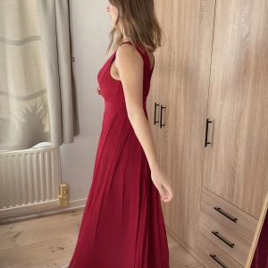 Sofia Moore balklänning - Otroligt fin balklänning som blivit för liten. Köpt av Sofia Moore och är figursydd men som passar dig med större byst, som har storlek XS/S och är ca 170 cm lång. I priset ingår en näsduk till kavaj för partnern. Perfekt till bal ❤️