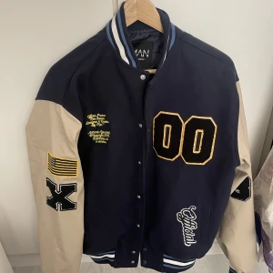 Varsityjacka från Boohoo - Varsityjacka från Boohoo Man i storlek M. I bra skicka 