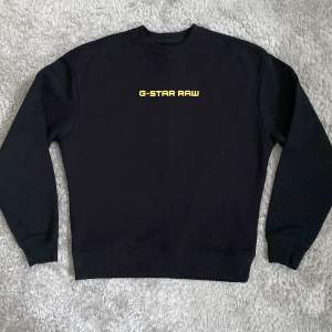 Snygg sweatshirt, svart med text i guld, fint skick/nästan som ny. 