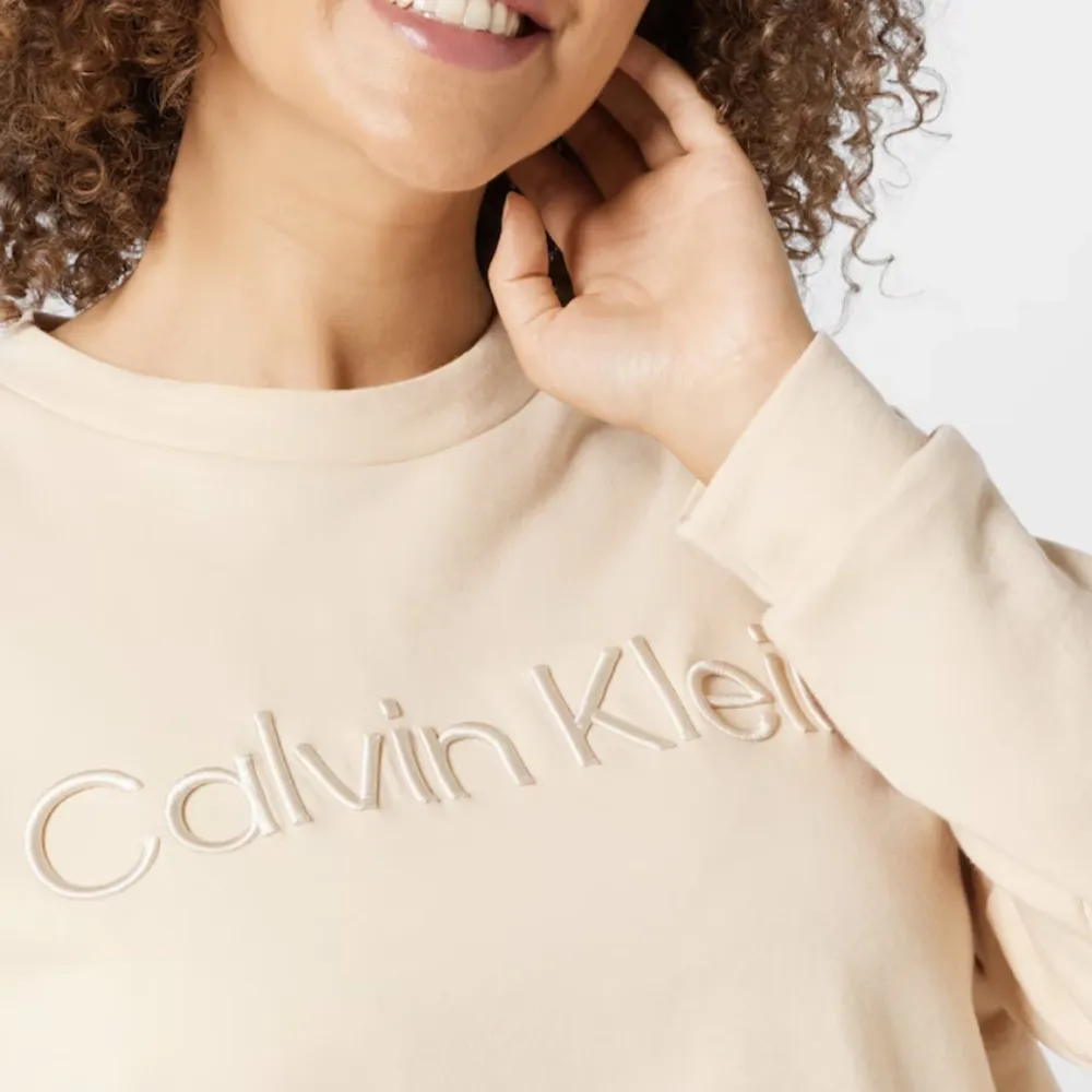 Helt ny collage tröja från Calvin Klein. (Prislappen finns kvar) Orginalpris 900kr. Lånande bilder. Funkar bra som xs. Säljer då jag fick den i present och den aldrig kom till användning.. Tröjor & Koftor.
