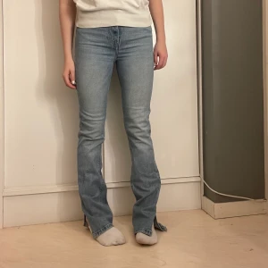Jeans - Highwaist/midwaist jeans från lager 157, bootcut med en slits längs ned🤩 Säljer då dom inte riktigt är min stil😣 Jag är 160 och bär i vanligaste fall s👌🏼 Hör av dig om du har några frågor🫶🏻 Köparen står för frakten!