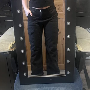 Svarta Cargopants  - Från zara i strl 36. En ficka är borttagen eftersom det kom en fläck på den, så nu ser de ut precis som nya igen. (Lappen där bak är avklippt)