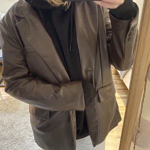 Brun PU kavaj - Brun PU kavaj från Bershka, storlek L, lite använd🥰