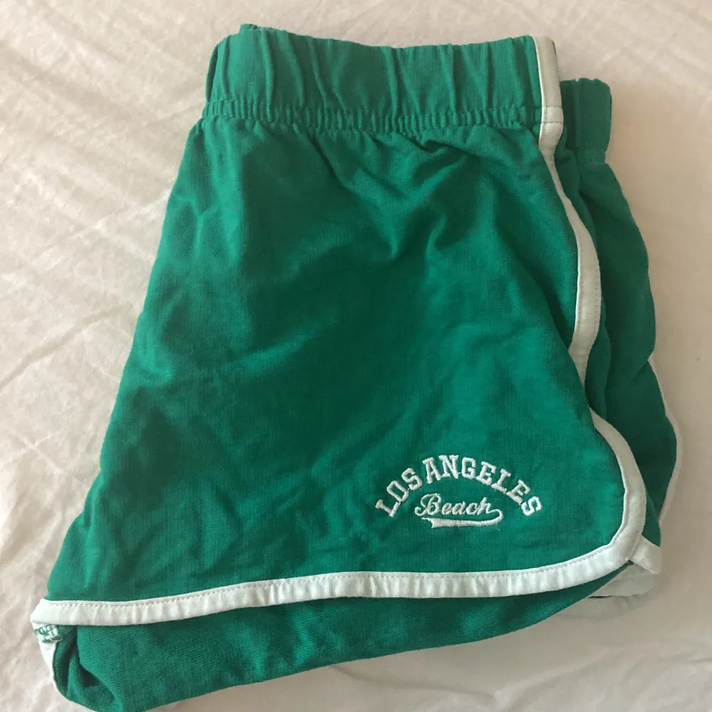 Gröna shorts från H&M säljer bara byxorna från sätet!💞. Shorts.