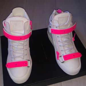 Giuseppe Zanotti Sneakers - Nya oanvända äkta Giuseppe Zanotti sneakers. Köpta i november 2022 på rea på Giuseppe Zanottis hemsida för  4 861 kronor. Bild på kvitto finns med. Säljes för 4 500 kronor.   Storlek 35 men känns som 36. (Stor i storlek)  Skickas i originalförpackningem 