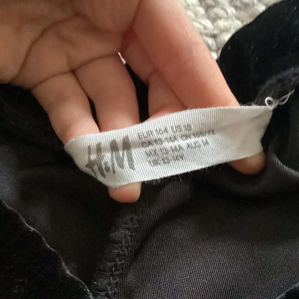 Säljer nu mina sammet byxor då de är förstora och aldrig kommer till användning💕 Helt i nyskick ser smutsiga ut på bilden men det är ljuset🌸💕. Jeans & Byxor.