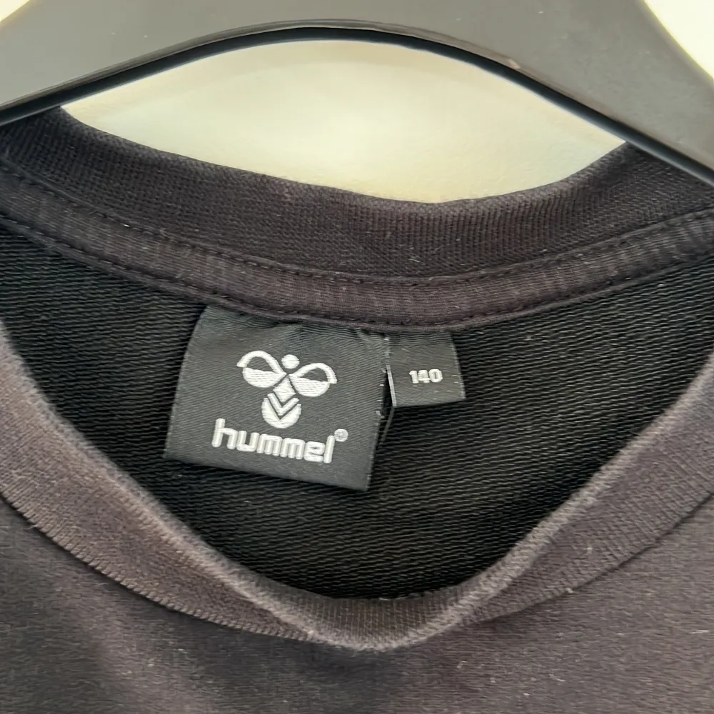 Helt ny sweatshirt från Hummel strl 140  Köparen står för frakten. Tröjor & Koftor.