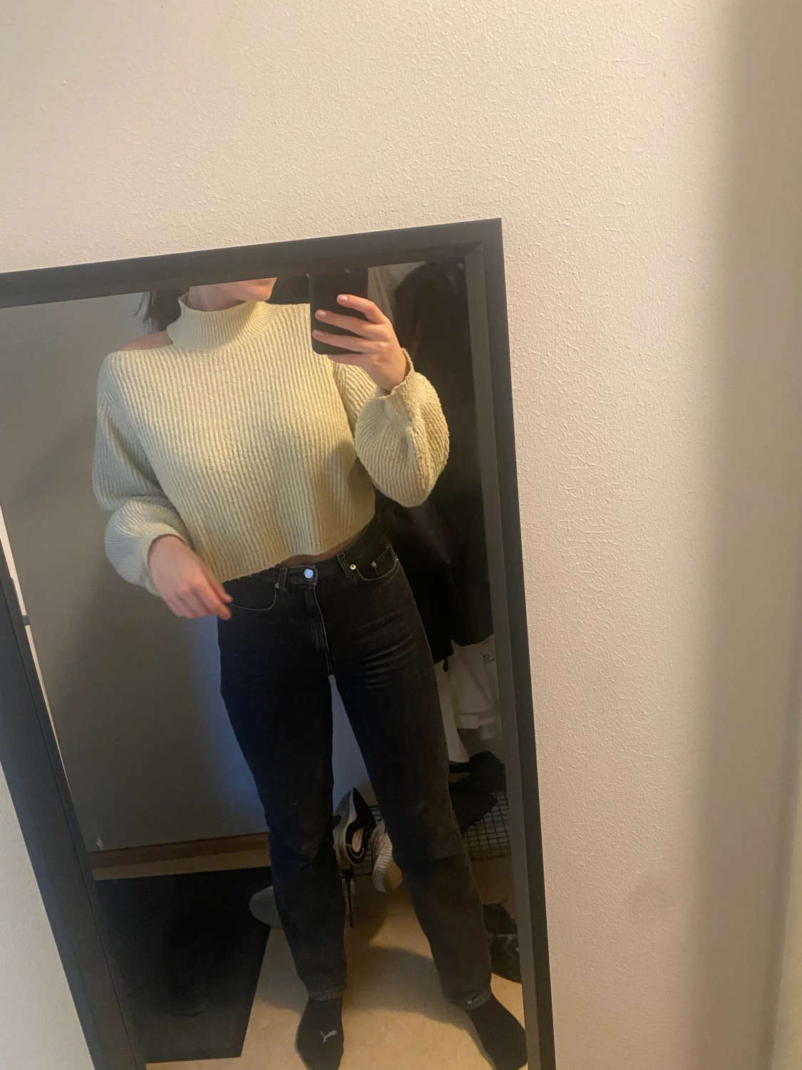 Stickad tröja, öppen vid axeln 