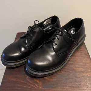 Dr martens lädersko  - Nyskick, använda typ en gång för 8 år sen. 