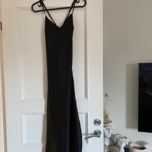 Svart satinklänning - Fin svart Satinklänning, aldrig använd. 