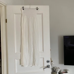 Vit strandkjol med slits - Snygg kjol med slits. Använd 1 gång. Bild på kan skickas vid intresse! 