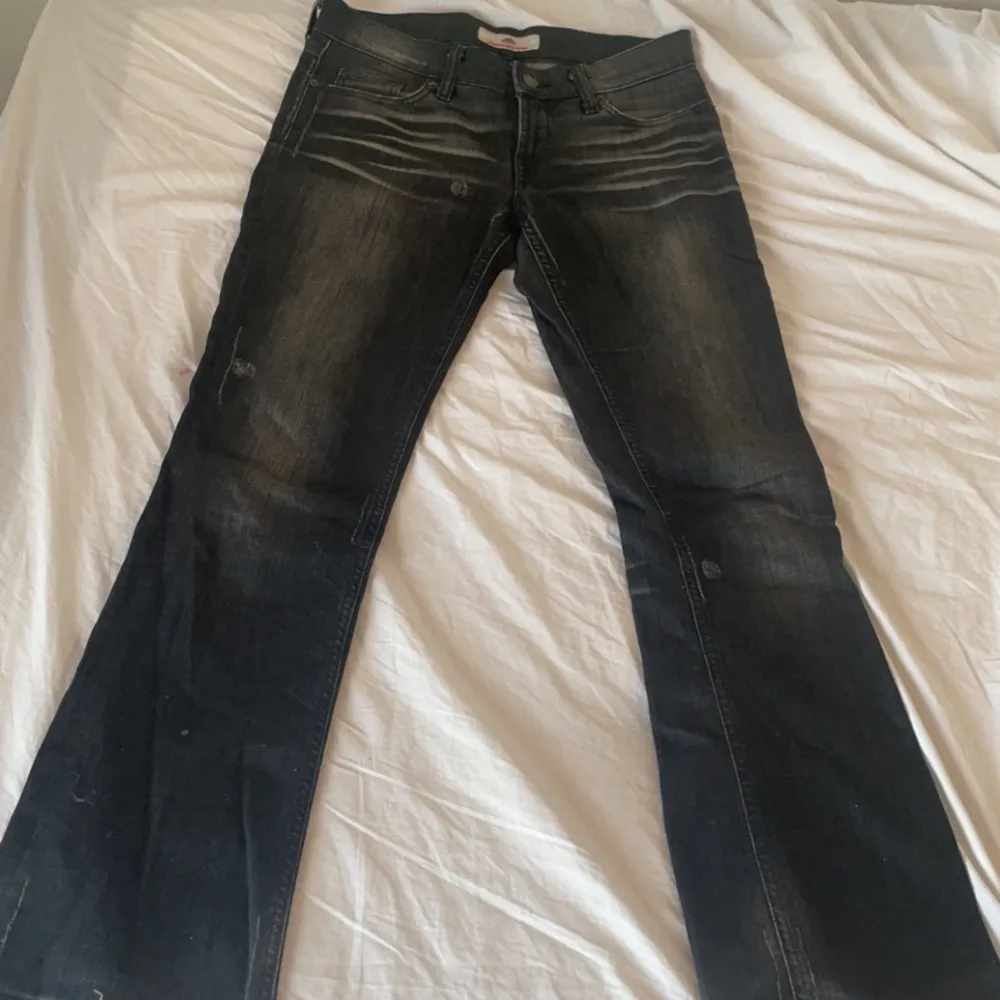 Vintage lågmidjade byxor inte så använda gamla men i bra skick. Svarta med några hål som ska vara där för dekoration.. Jeans & Byxor.