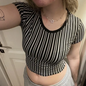 Topp - Jättefin och smickrande randig topp 🤍🖤