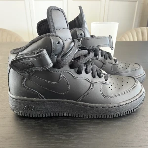 Nike air - Helt nya Nike air force 1 i svart. Storlek 36,5 Använda 1 gång så i nyskick Köpt nya för 1149