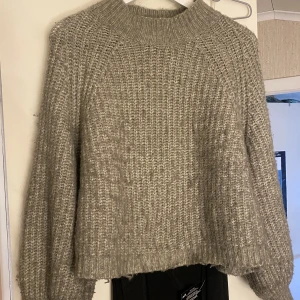 Grön stickad klänning - Grön stickad tröja från zara i storlek M, mer som en S