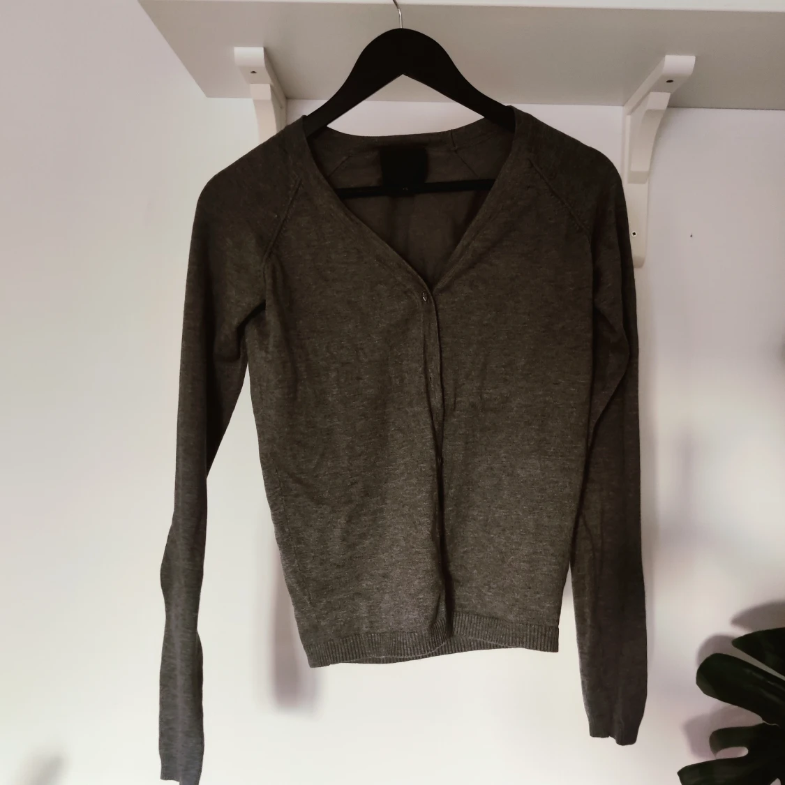 Kofta med glittrande knappar