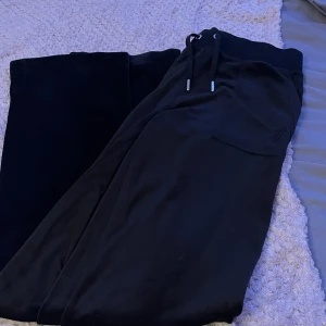 Jättefin Juicy till salu!❤️ - Säljer min juicy nu när jag inte använder dom så mkt alls!🥰 Köpta här på Plick men fortfarande mjuk tyg och som ny! Byxorna är inte tvättade så den är lite dammig men tvättar såklart innan den skickas!❤️ TRYCK INTE PÅ KÖP NU!