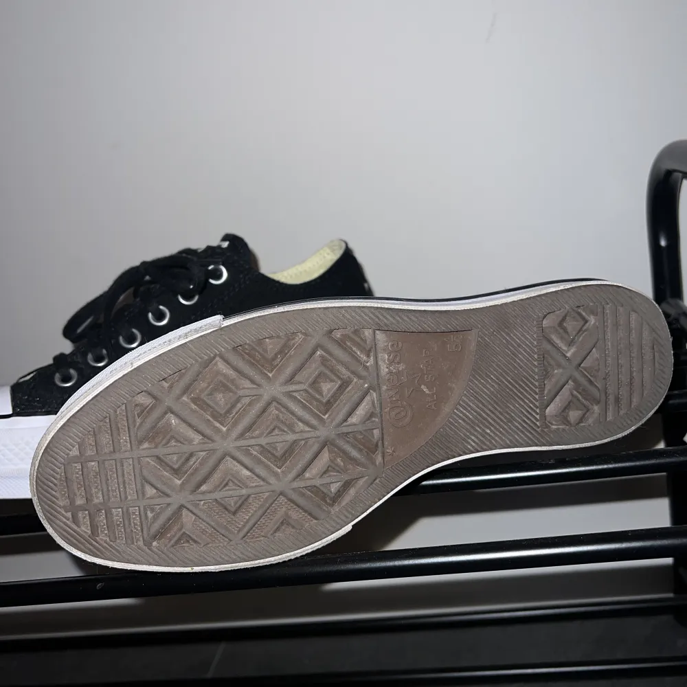Nästintill oanvända skor från Converse med platå i strl 38  Nypris ca 800kr. Skor.