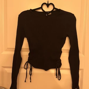 Tröja  - Tröja med snören på sidorna från hm i storlek xs