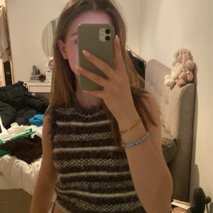 Stickad topp - Svin snygg kaxig tröja från zara!! Älskar! Varm och behaglig men ändå tunn🥂 storlek S