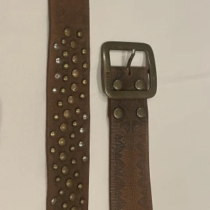 Skärp - Säljer nu detta så fina skärp! Måtten är 40 cm tvärs över är det minsta hålet och 45 på det största. Passar mig som brukar ha M/36/38 i byxor💓pris kan diskuteras 