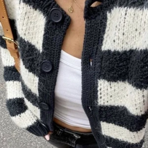 Zara kofta - Stickad randig kofta från zara som endast är använd två gånger💞 Är i storlek L men skulle mer säga att den är som en M