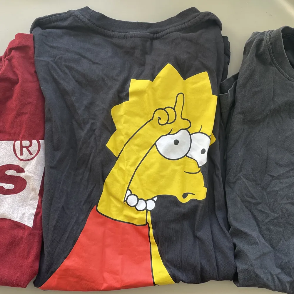 Säljer tre T-shirts i ett paket, Levis i storlek S och de två andra i storlek M. T-shirts.