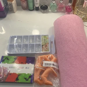 Nagel kitt  - Lite nagelsaker som inge har användigs tidare 