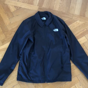 Tunn The North Face jacka - Säljer min north face jacka pga att jag inte använder den. Den är tunn och perfekt till våren, dessutom i perfekt skick då jag inte har använt den särskilt mycket.