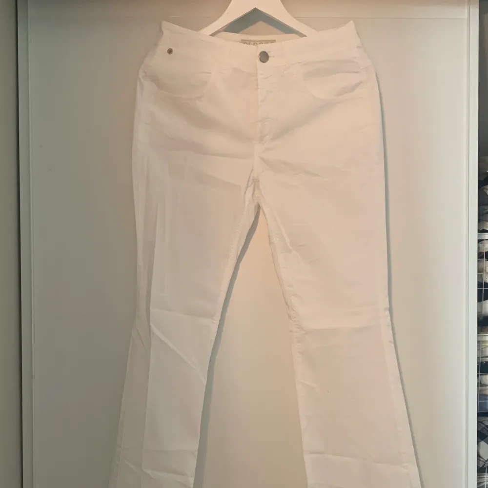 Helt oanvända vita byxor från märket closed i storlek S, långa på mig som är 170 💗 . Jeans & Byxor.