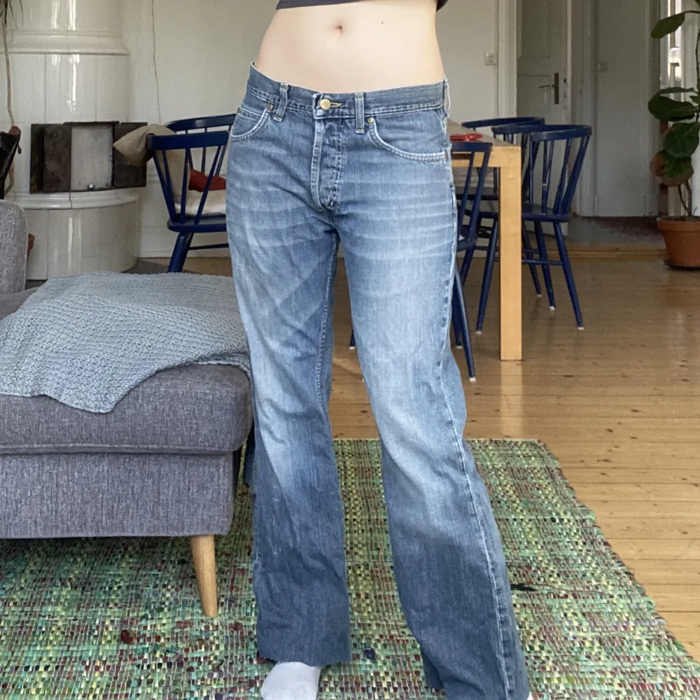 Lågmidjqde! Jag är 169, och midjemåttet är ca 82cm :) Avklippat vid fötterna . Jeans & Byxor.