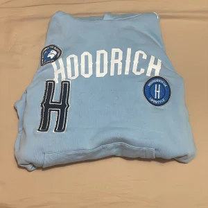 Hoodrich Hoody  - Jag säljer en hood Rich hoody, färgen är ljus blå och storlek Xs.