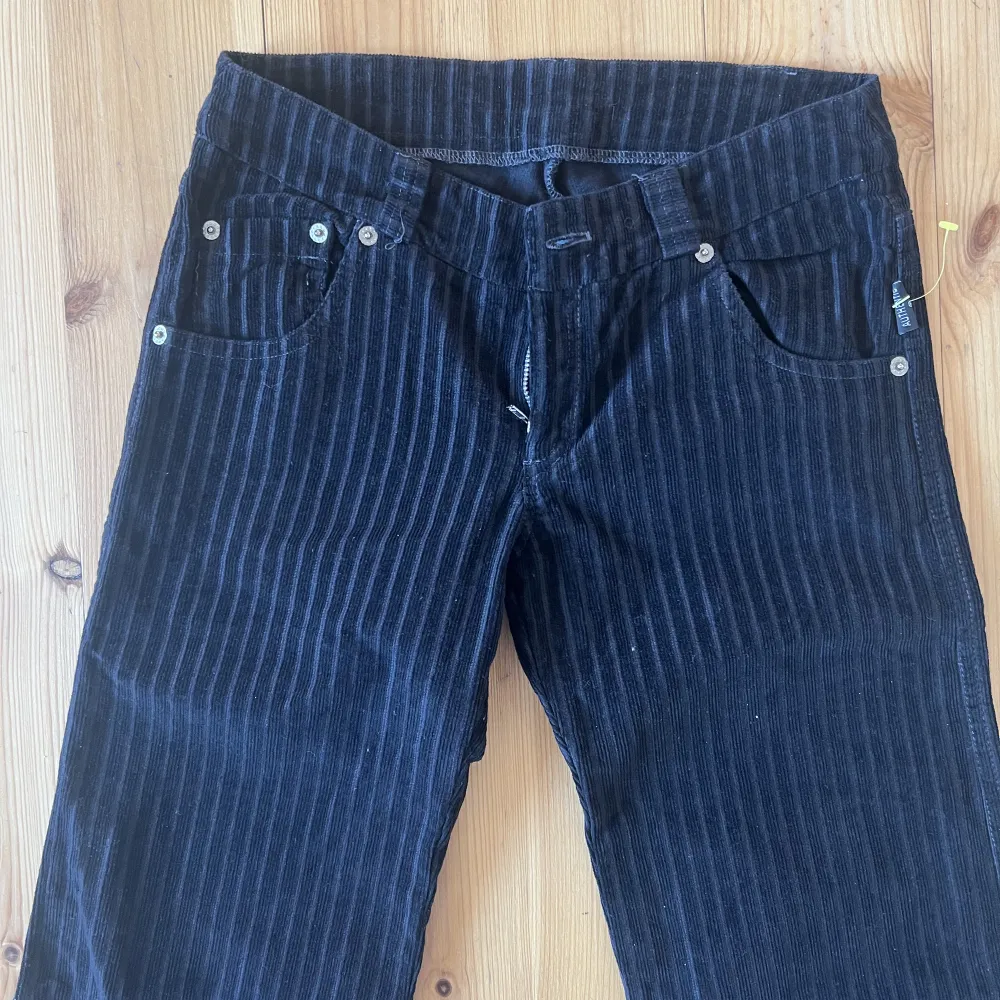 Säljer dessa snygga utsvängda byxor, då de är för små för mig. Byxorna är i fin sick.❤️. Jeans & Byxor.